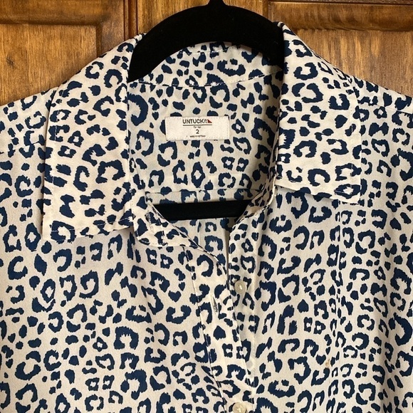 UNTUCKit Sylvia animal Print Button Down Long Sleeve Blouse in White/Blue - Picture 4 of 10